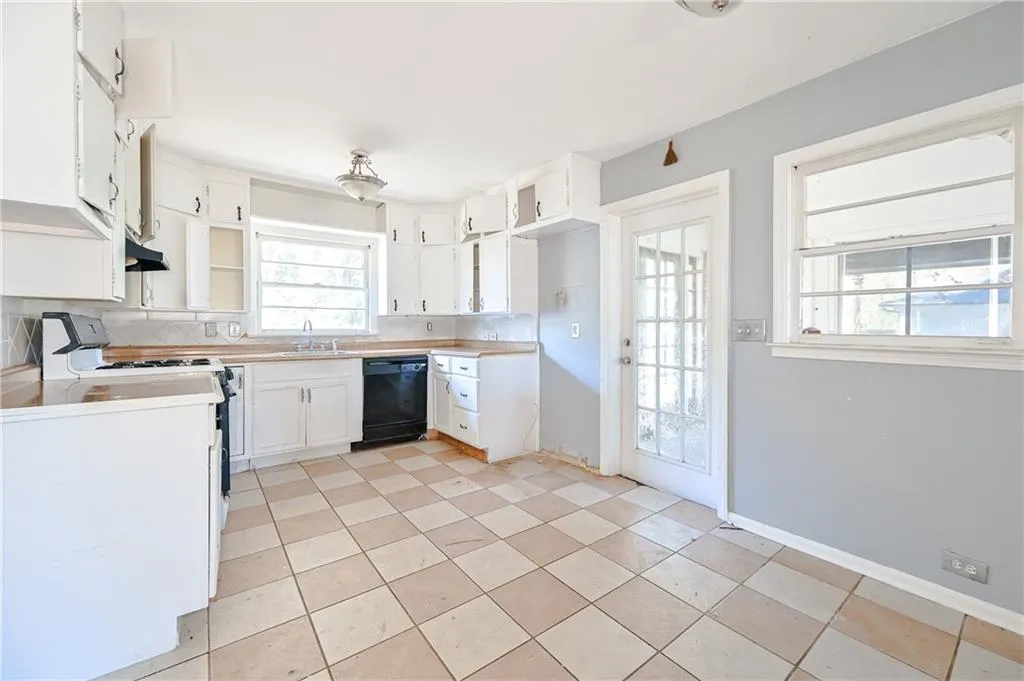 198 Johnson Ferry Road Nw, Sandy Springs, Georgia 30328, 3 Bedrooms Bedrooms, ,2 BathroomsBathrooms,Residential,Sold,198 Johnson Ferry Road Nw,7156645