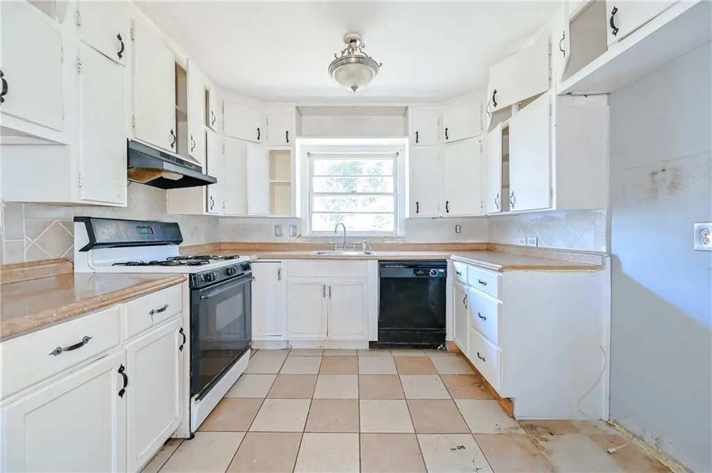 198 Johnson Ferry Road Nw, Sandy Springs, Georgia 30328, 3 Bedrooms Bedrooms, ,2 BathroomsBathrooms,Residential,Sold,198 Johnson Ferry Road Nw,7156645