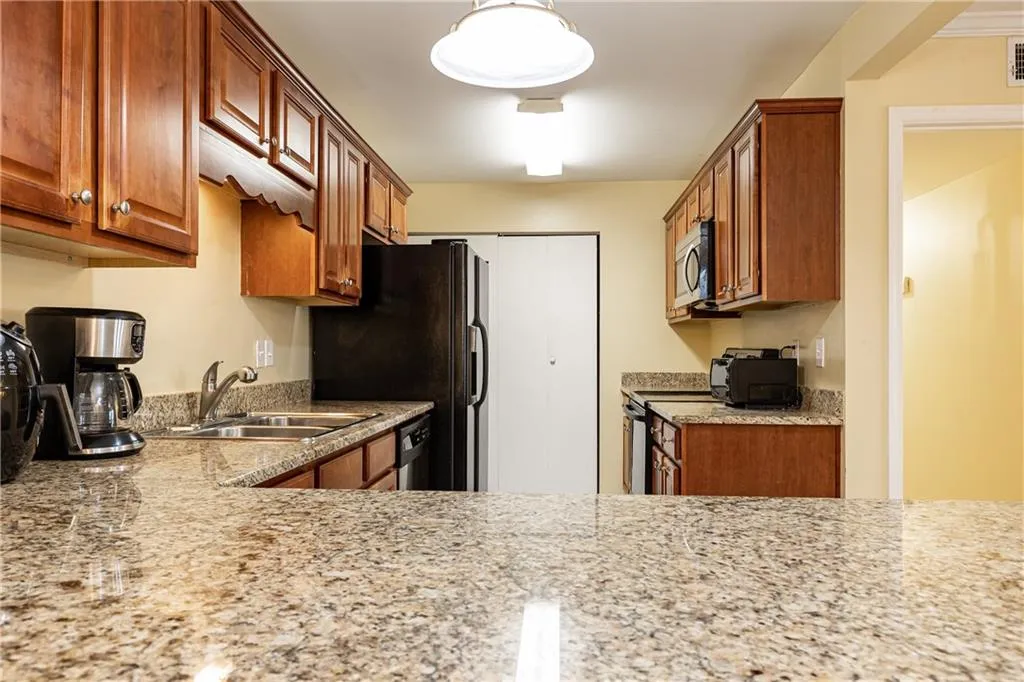 708 Brighton Point, Sandy Springs, Georgia 30328, 2 Bedrooms Bedrooms, ,2 BathroomsBathrooms,Residential,Sold,708 Brighton Point,7196797