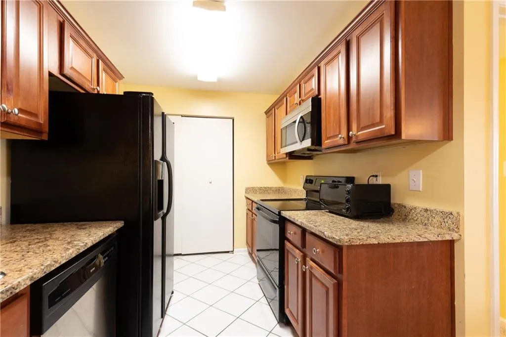 708 Brighton Point, Sandy Springs, Georgia 30328, 2 Bedrooms Bedrooms, ,2 BathroomsBathrooms,Residential,Sold,708 Brighton Point,7196797