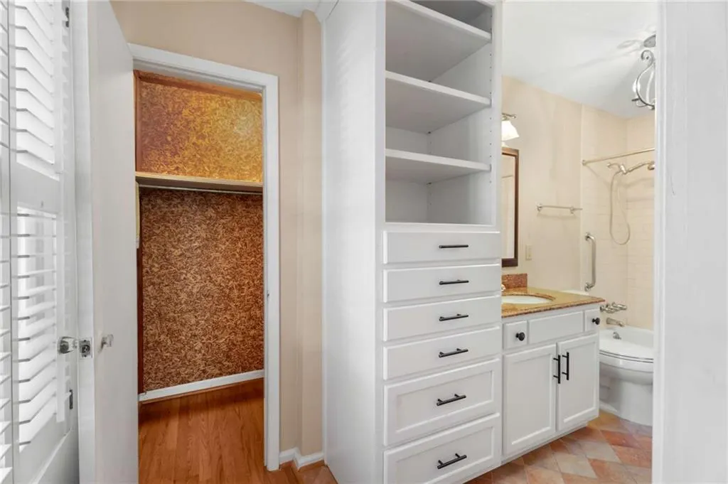 Walk in closet! Walk in closet!