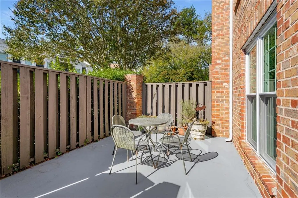 Private patio! Private patio!