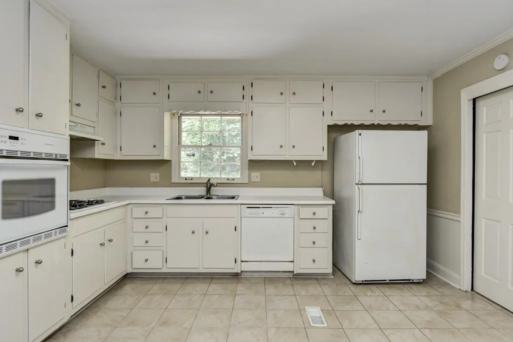 4780 High Point Road, Atlanta, Georgia 30342, 3 Bedrooms Bedrooms, ,2 BathroomsBathrooms,Residential,Sold,4780 High Point Road,5776308