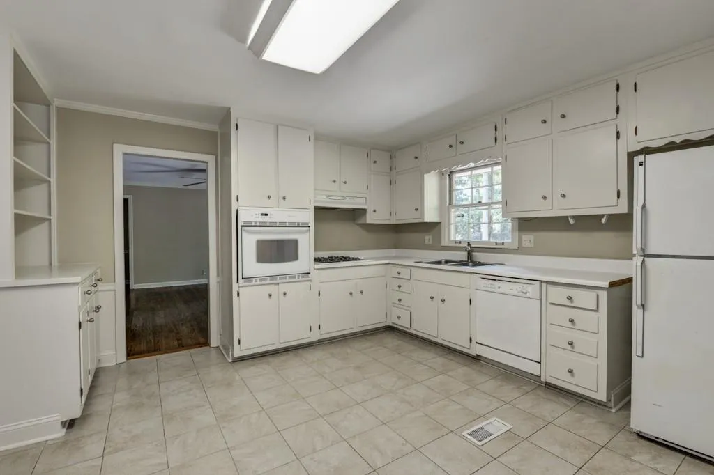 4780 High Point Road, Atlanta, Georgia 30342, 3 Bedrooms Bedrooms, ,2 BathroomsBathrooms,Residential,Sold,4780 High Point Road,5776308