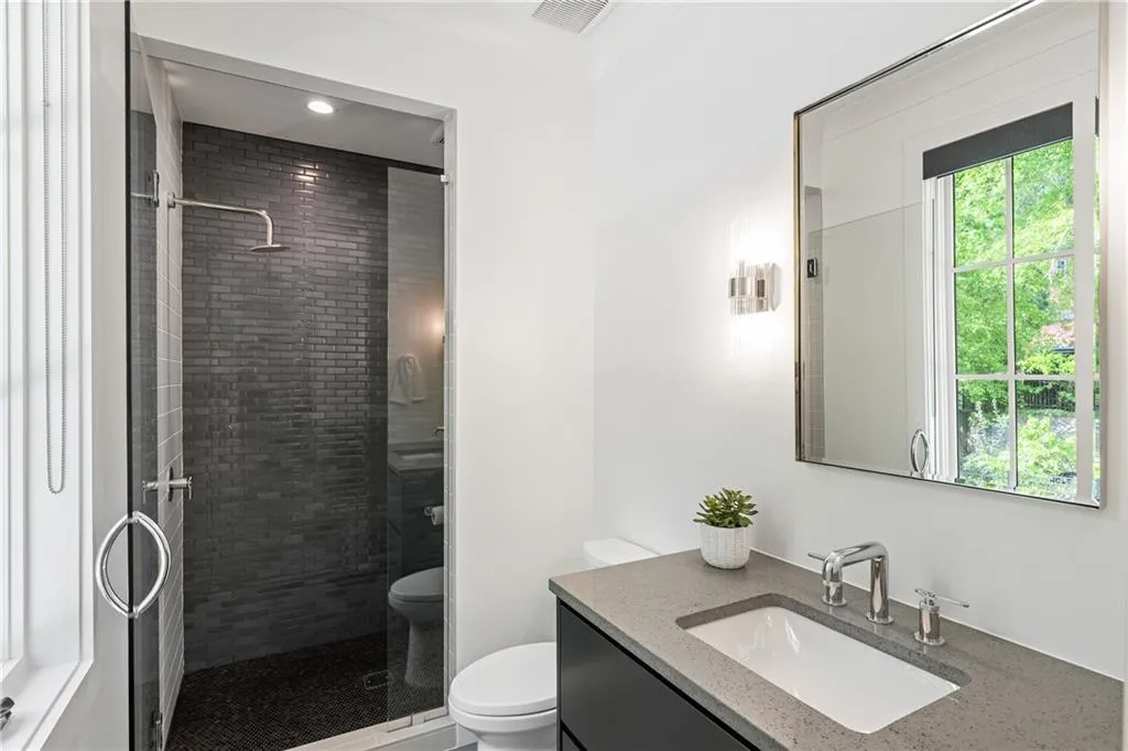 Ensuite bath off bedroom