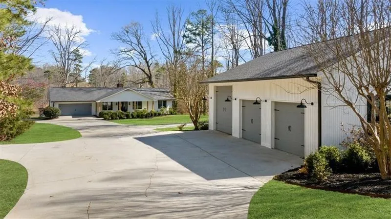 6313 Shoreland Circle, Buford, Georgia 30518