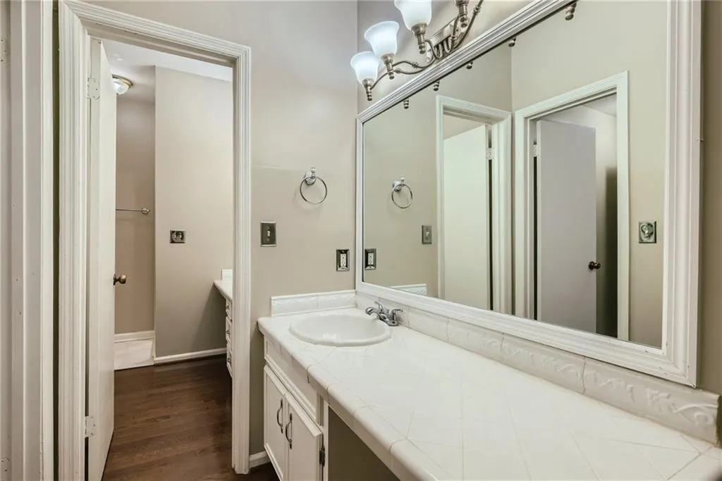 5125 Chemin De Vie, Atlanta, Georgia 30342, 2 Bedrooms Bedrooms, ,2 BathroomsBathrooms,Residential,Sold,5125 Chemin De Vie,7185340