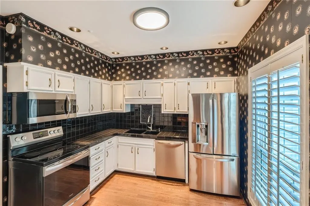 5125 Chemin De Vie, Atlanta, Georgia 30342, 2 Bedrooms Bedrooms, ,2 BathroomsBathrooms,Residential,Sold,5125 Chemin De Vie,7185340