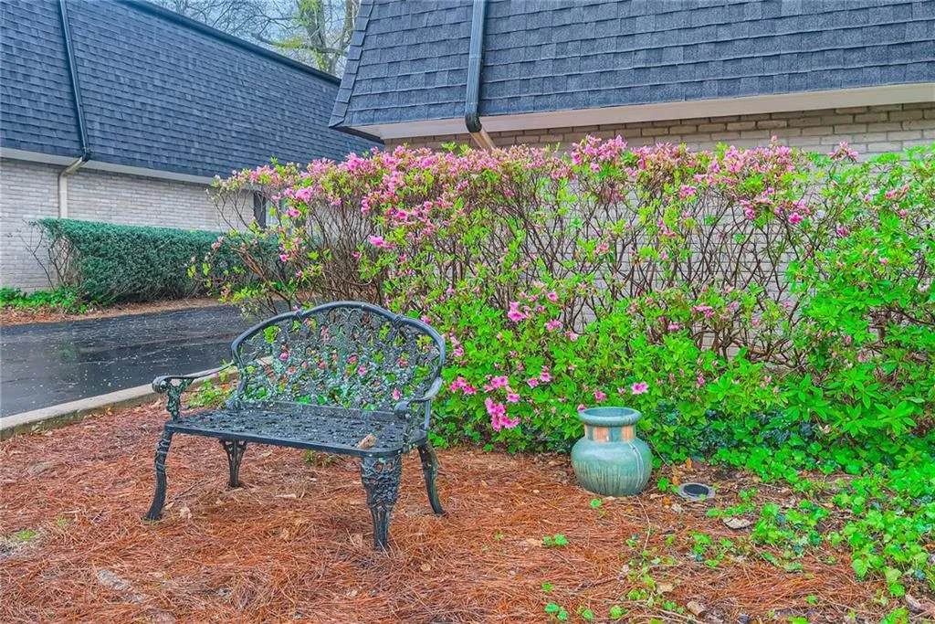 5125 Chemin De Vie, Atlanta, Georgia 30342, 2 Bedrooms Bedrooms, ,2 BathroomsBathrooms,Residential,Sold,5125 Chemin De Vie,7185340