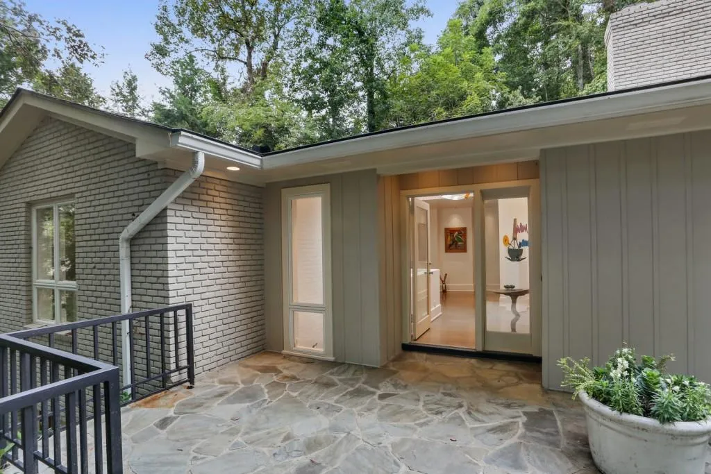 5234 Powers Ferry Road, Sandy Springs, Georgia 30327, 4 Bedrooms Bedrooms, ,3 BathroomsBathrooms,Residential,Sold,5234 Powers Ferry Road,6080092