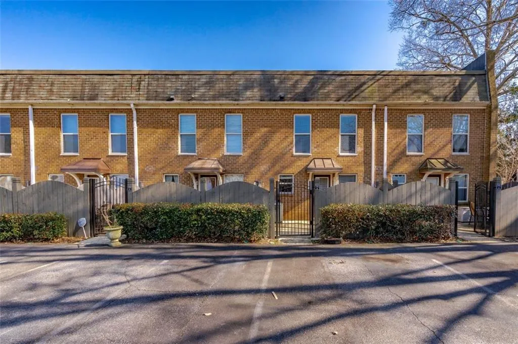 175 N River Drive Unit B, Atlanta, Georgia 30350, 2 Bedrooms Bedrooms, ,2 BathroomsBathrooms,Residential,Sold,175 N River Drive Unit B,6999931