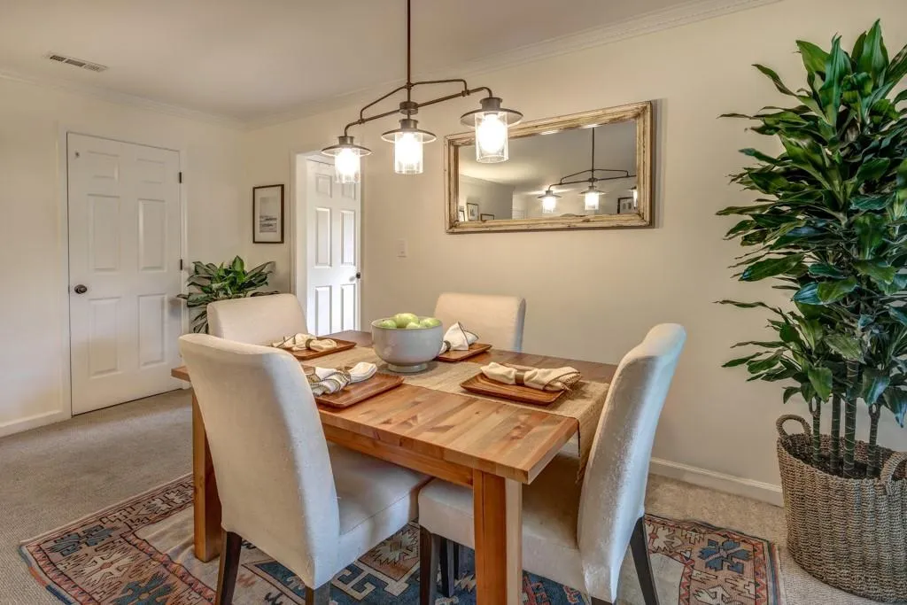 205 Garden Court, Atlanta, Georgia 30328, 3 Bedrooms Bedrooms, ,2 BathroomsBathrooms,Residential,Sold,205 Garden Court,6775870