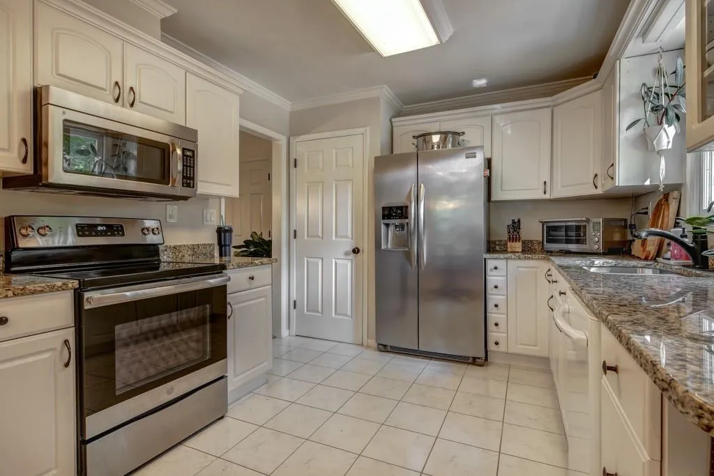 205 Garden Court, Atlanta, Georgia 30328, 3 Bedrooms Bedrooms, ,2 BathroomsBathrooms,Residential,Sold,205 Garden Court,6775870