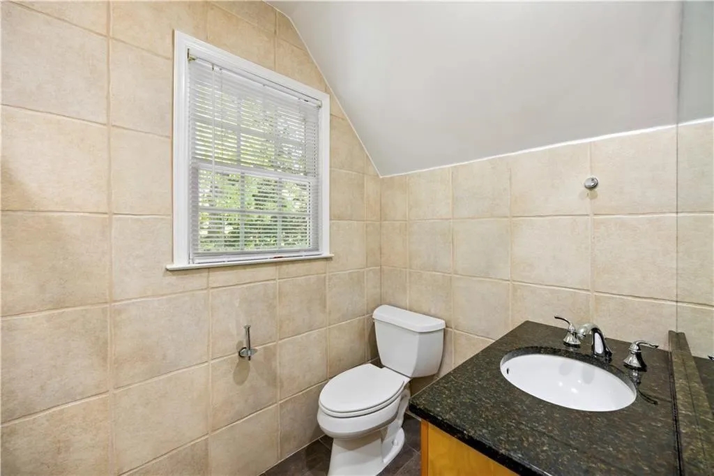 Full bath ensuite (2nd Bedroom)