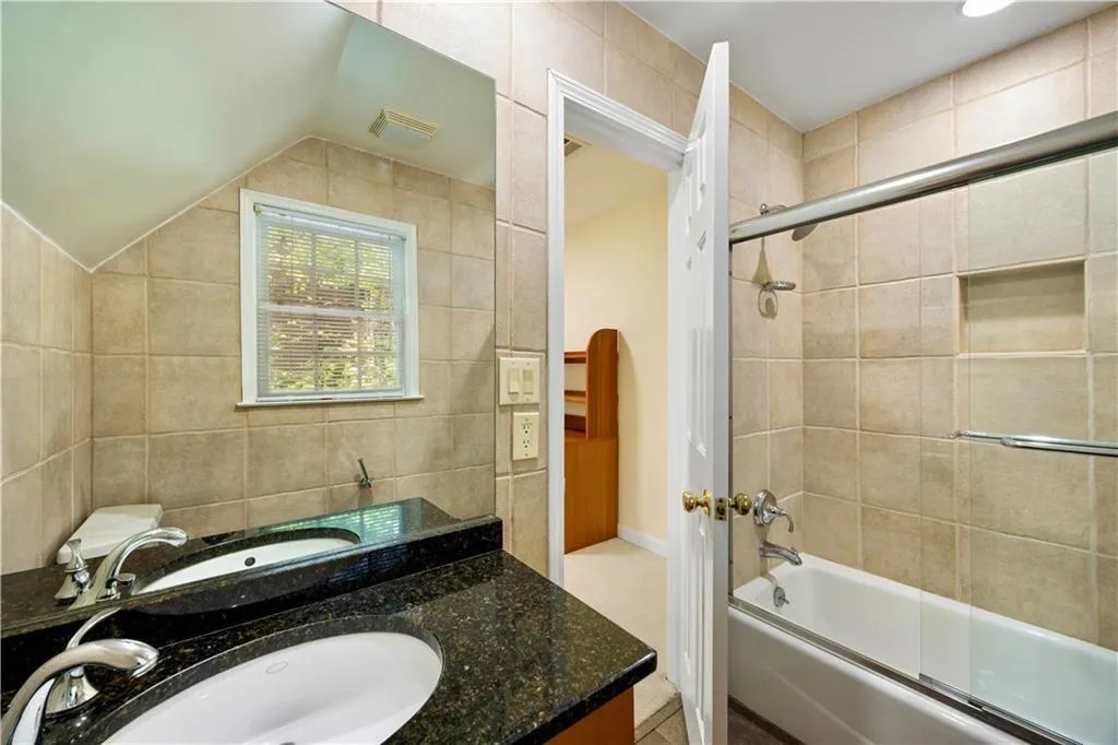 Full bath ensuite (2nd Bedroom)