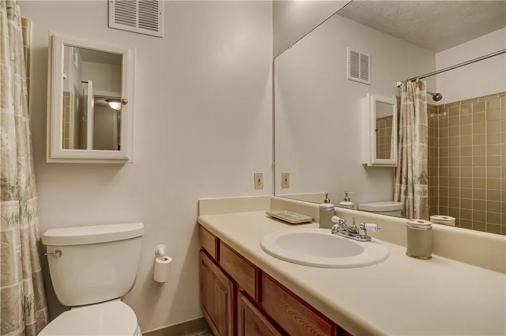 6700 Roswell Road Unit 12d, Sandy Springs, Georgia 30328, 3 Bedrooms Bedrooms, ,2 BathroomsBathrooms,Residential,Sold,6700 Roswell Road Unit 12d,7139445
