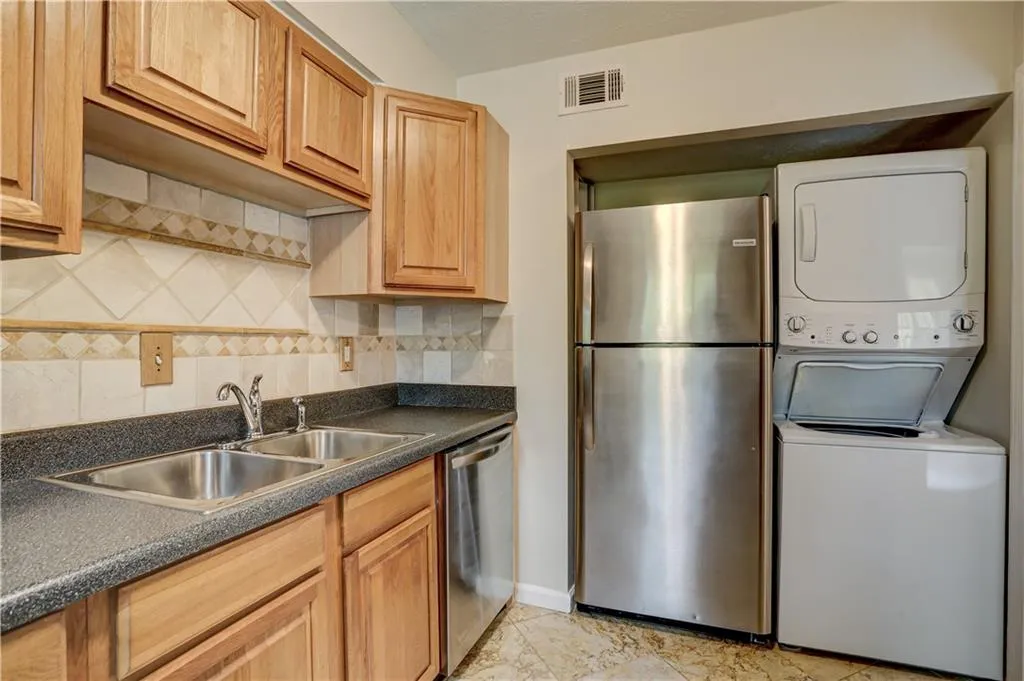 6700 Roswell Road Unit 12d, Sandy Springs, Georgia 30328, 3 Bedrooms Bedrooms, ,2 BathroomsBathrooms,Residential,Sold,6700 Roswell Road Unit 12d,7139445
