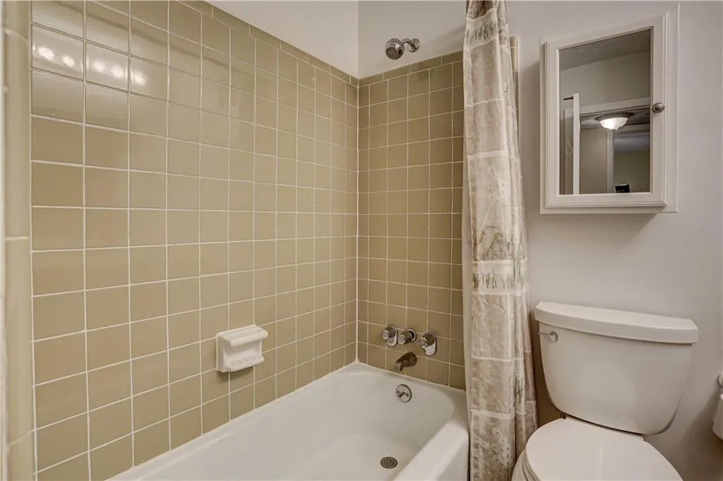 6700 Roswell Road Unit 12d, Sandy Springs, Georgia 30328, 3 Bedrooms Bedrooms, ,2 BathroomsBathrooms,Residential,Sold,6700 Roswell Road Unit 12d,7139445