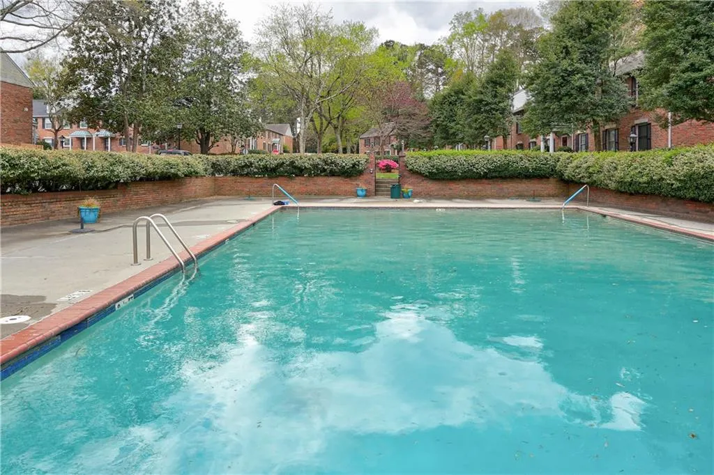 6700 Roswell Road Unit 12d, Sandy Springs, Georgia 30328, 3 Bedrooms Bedrooms, ,2 BathroomsBathrooms,Residential,Sold,6700 Roswell Road Unit 12d,7139445