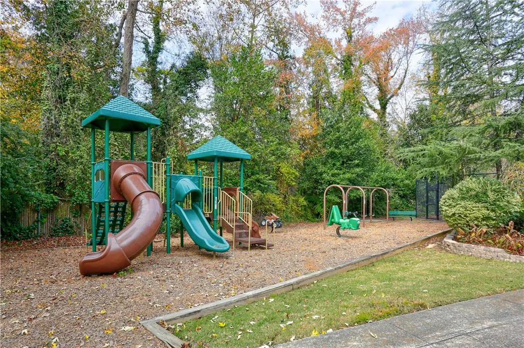 6700 Roswell Road Unit 12d, Sandy Springs, Georgia 30328, 3 Bedrooms Bedrooms, ,2 BathroomsBathrooms,Residential,Sold,6700 Roswell Road Unit 12d,7139445