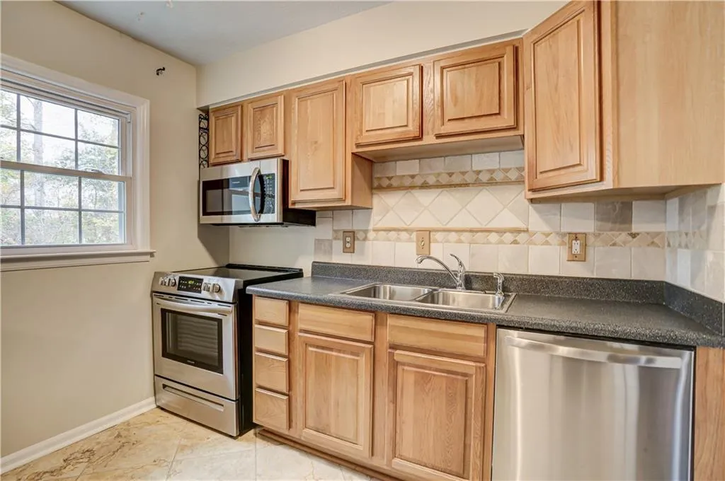 6700 Roswell Road Unit 12d, Sandy Springs, Georgia 30328, 3 Bedrooms Bedrooms, ,2 BathroomsBathrooms,Residential,Sold,6700 Roswell Road Unit 12d,7139445
