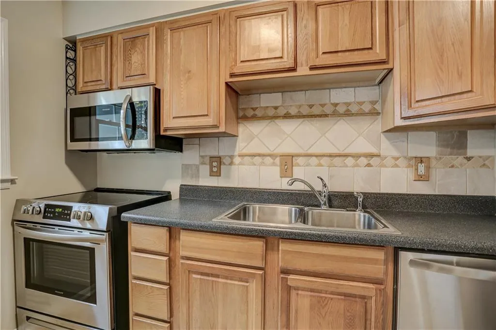 6700 Roswell Road Unit 12d, Sandy Springs, Georgia 30328, 3 Bedrooms Bedrooms, ,2 BathroomsBathrooms,Residential,Sold,6700 Roswell Road Unit 12d,7139445