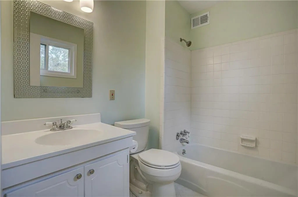 6700 Roswell Road Unit 12d, Sandy Springs, Georgia 30328, 3 Bedrooms Bedrooms, ,2 BathroomsBathrooms,Residential,Sold,6700 Roswell Road Unit 12d,7139445