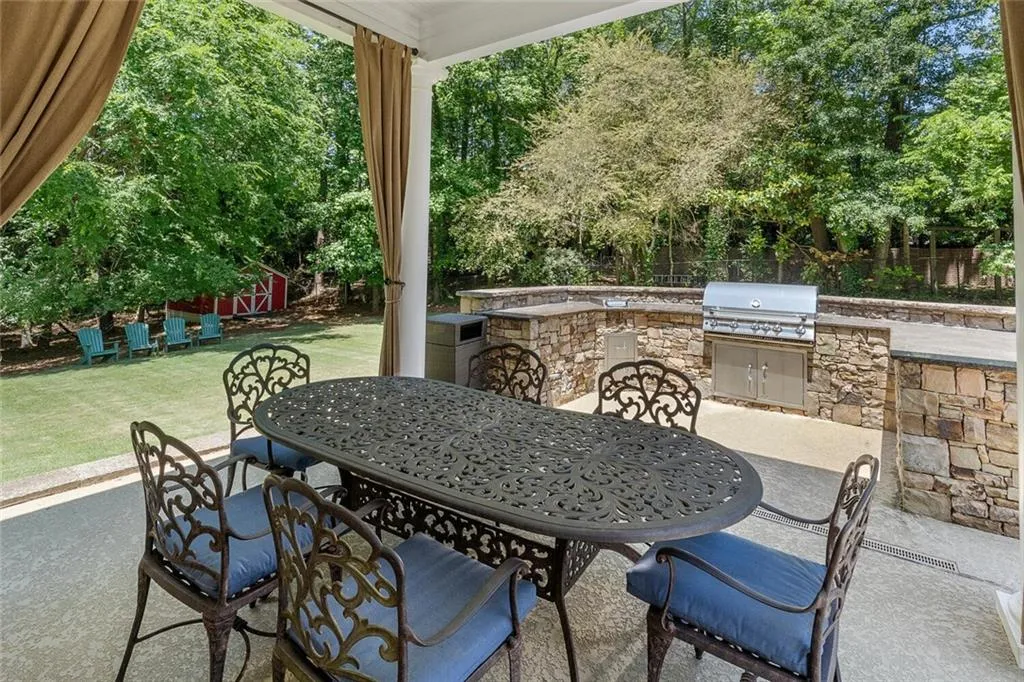 2979 Spalding Drive, Sandy Springs, Georgia 30350, 5 Bedrooms Bedrooms, ,4 BathroomsBathrooms,Residential,Sold,2979 Spalding Drive,7047108