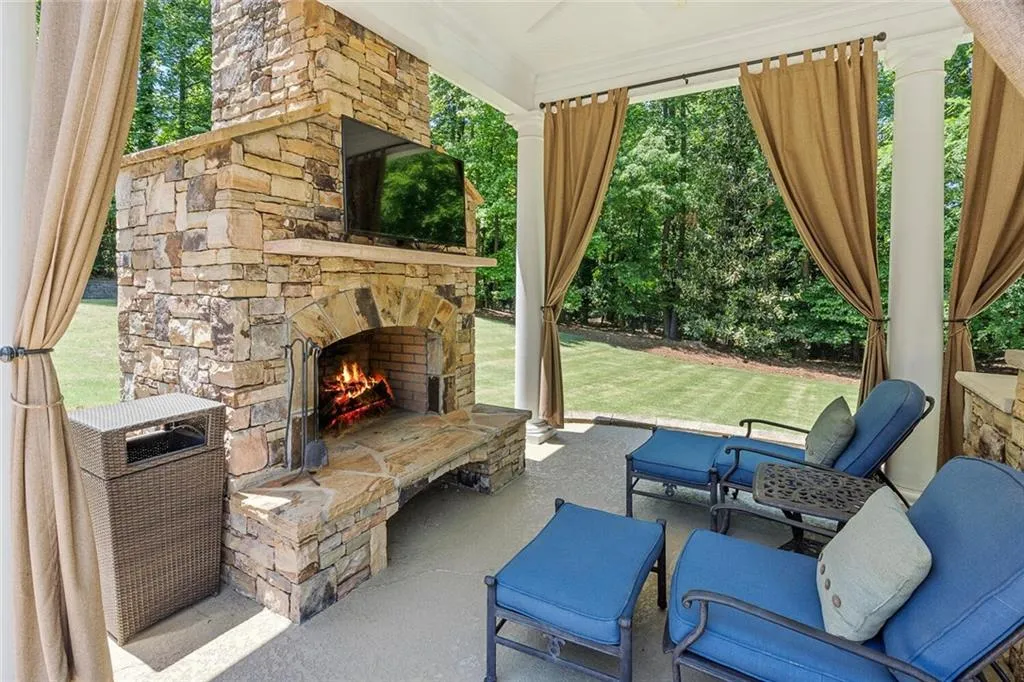 2979 Spalding Drive, Sandy Springs, Georgia 30350, 5 Bedrooms Bedrooms, ,4 BathroomsBathrooms,Residential,Sold,2979 Spalding Drive,7047108