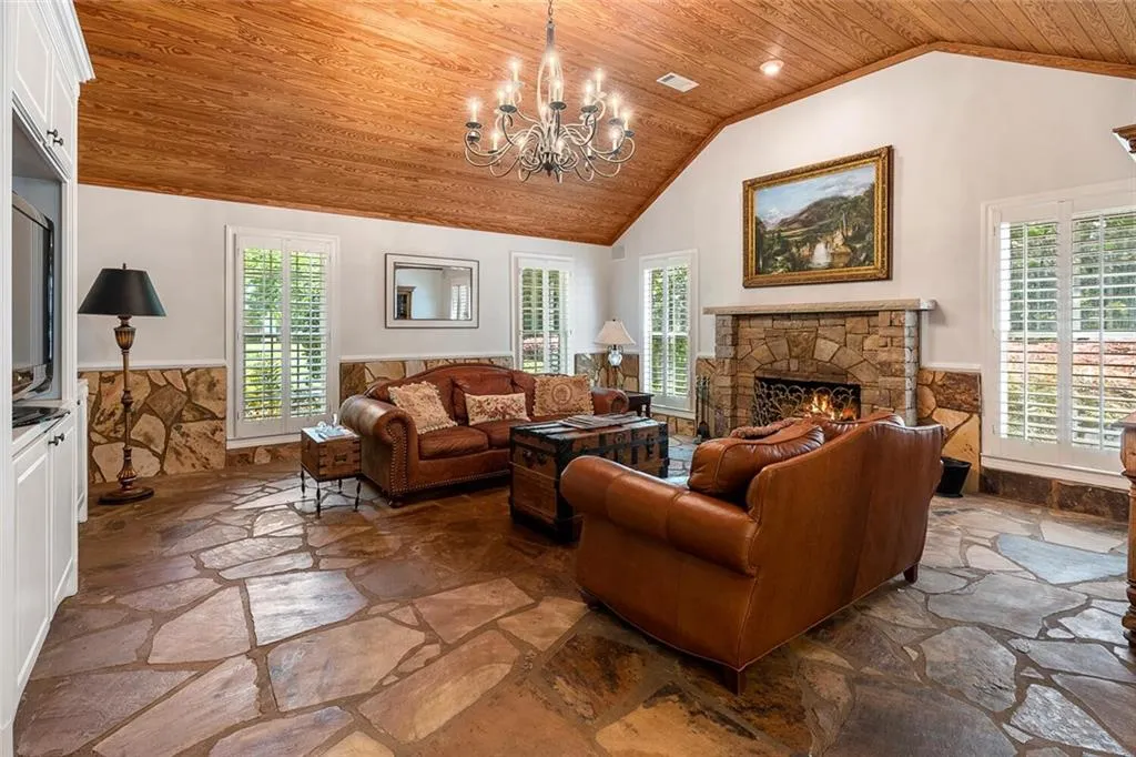 2979 Spalding Drive, Sandy Springs, Georgia 30350, 5 Bedrooms Bedrooms, ,4 BathroomsBathrooms,Residential,Sold,2979 Spalding Drive,7047108