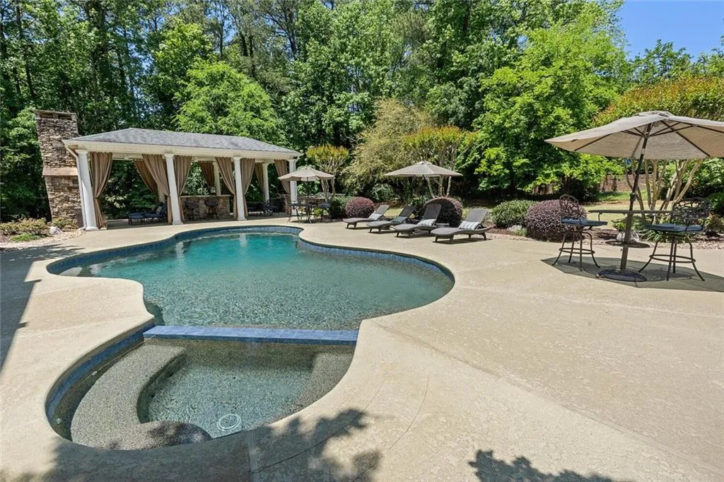 2979 Spalding Drive, Sandy Springs, Georgia 30350, 5 Bedrooms Bedrooms, ,4 BathroomsBathrooms,Residential,Sold,2979 Spalding Drive,7047108