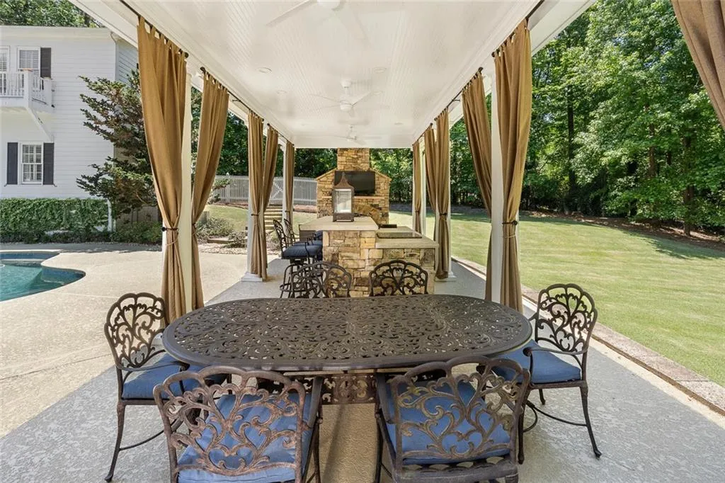2979 Spalding Drive, Sandy Springs, Georgia 30350, 5 Bedrooms Bedrooms, ,4 BathroomsBathrooms,Residential,Sold,2979 Spalding Drive,7047108