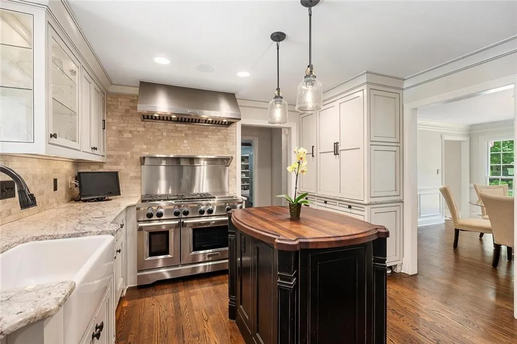 2979 Spalding Drive, Sandy Springs, Georgia 30350, 5 Bedrooms Bedrooms, ,4 BathroomsBathrooms,Residential,Sold,2979 Spalding Drive,7047108