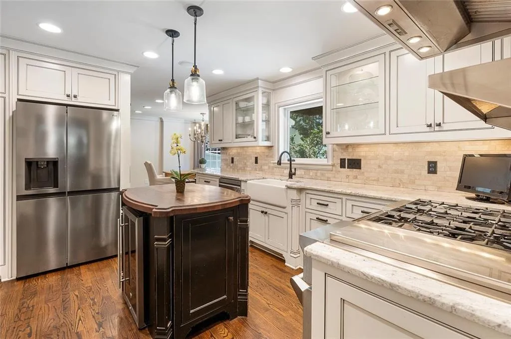2979 Spalding Drive, Sandy Springs, Georgia 30350, 5 Bedrooms Bedrooms, ,4 BathroomsBathrooms,Residential,Sold,2979 Spalding Drive,7047108