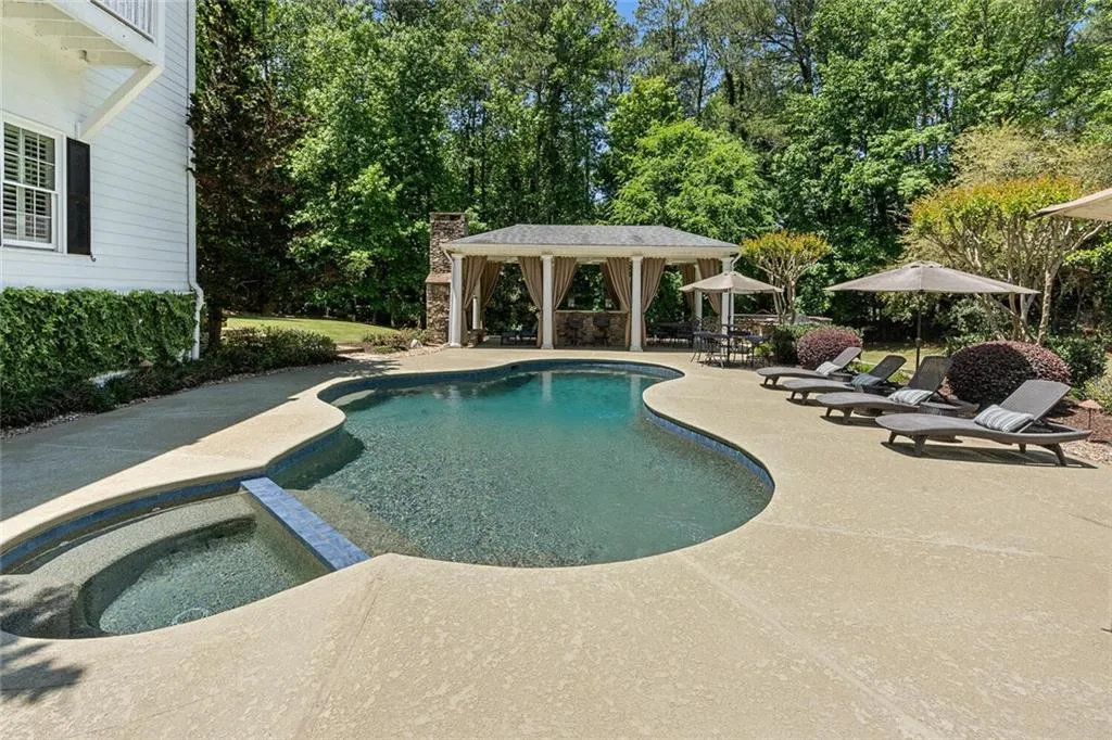 2979 Spalding Drive, Sandy Springs, Georgia 30350, 5 Bedrooms Bedrooms, ,4 BathroomsBathrooms,Residential,Sold,2979 Spalding Drive,7047108