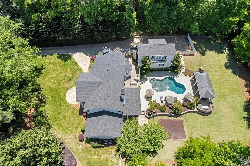 2979 Spalding Drive, Sandy Springs, Georgia 30350, 5 Bedrooms Bedrooms, ,4 BathroomsBathrooms,Residential,Sold,2979 Spalding Drive,7047108