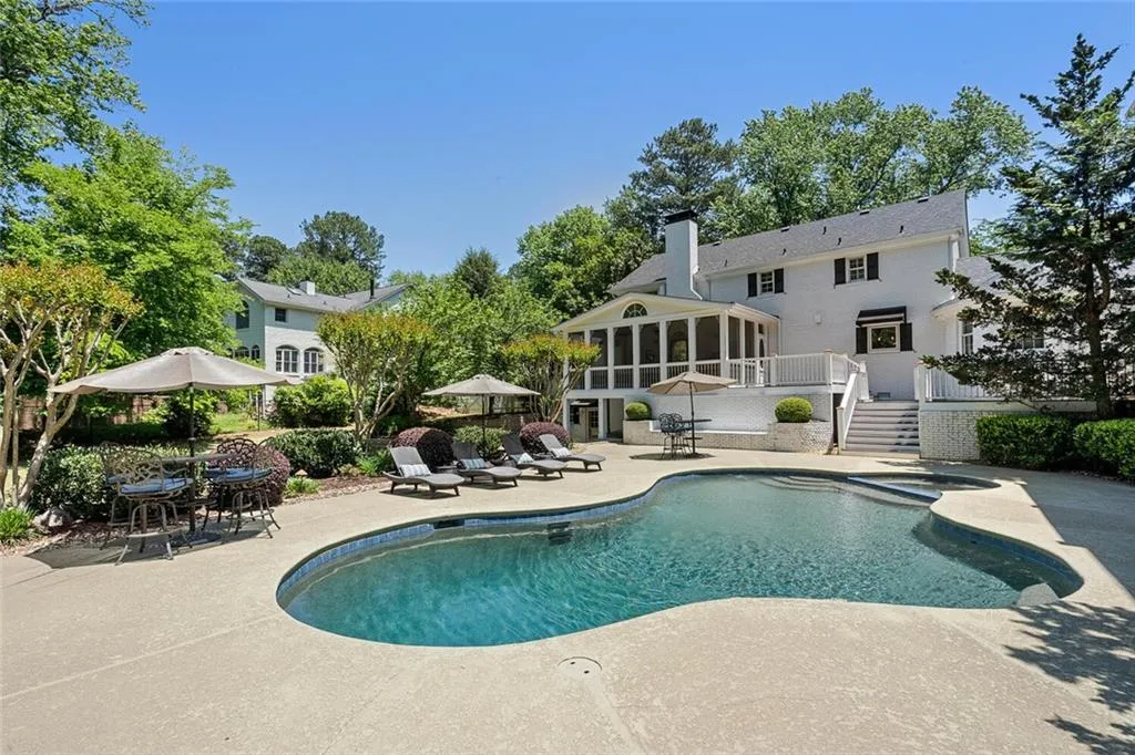2979 Spalding Drive, Sandy Springs, Georgia 30350, 5 Bedrooms Bedrooms, ,4 BathroomsBathrooms,Residential,Sold,2979 Spalding Drive,7047108
