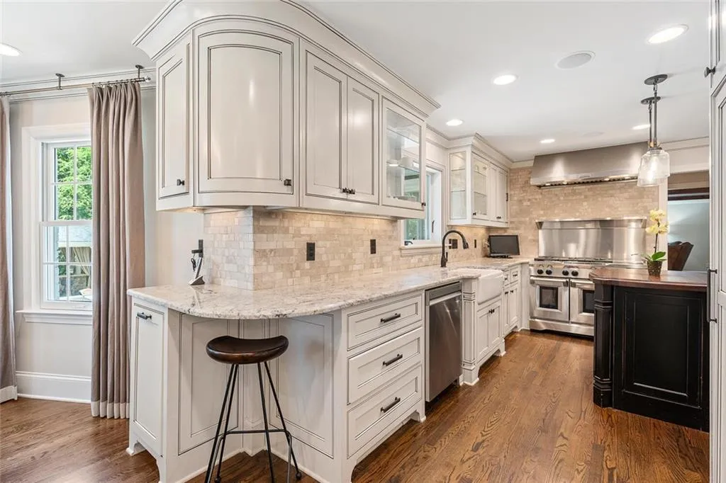 2979 Spalding Drive, Sandy Springs, Georgia 30350, 5 Bedrooms Bedrooms, ,4 BathroomsBathrooms,Residential,Sold,2979 Spalding Drive,7047108