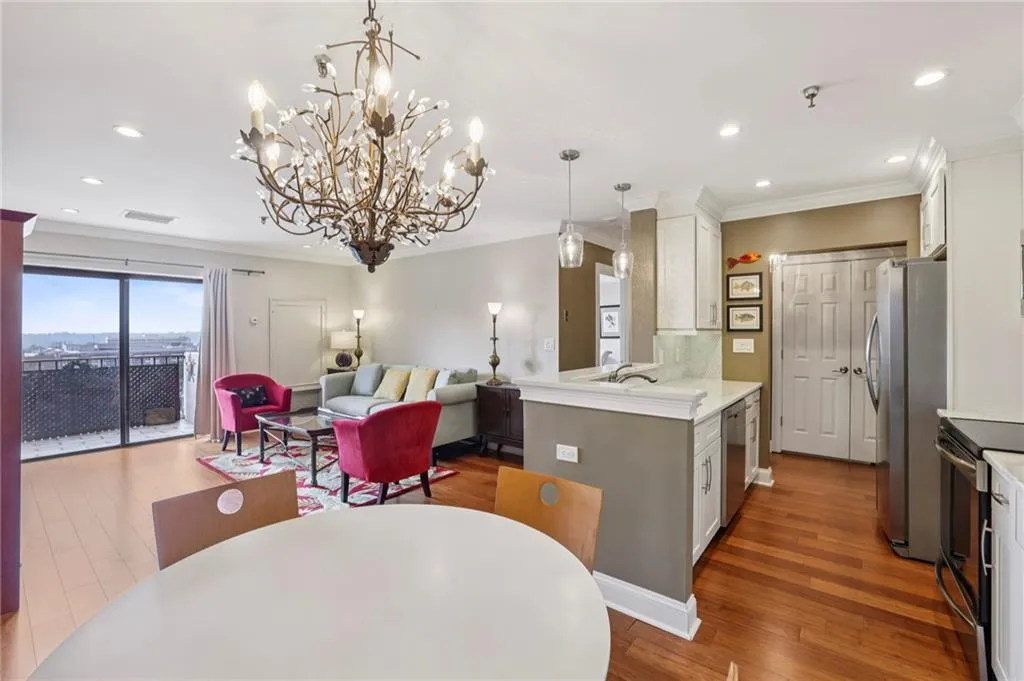 300 Johnson Ferry Road Ne Unit B804, Sandy Springs, Georgia 30328, 1 Bedroom Bedrooms, ,1 BathroomBathrooms,Residential,For Sale,300 Johnson Ferry Road Ne Unit B804,7729654