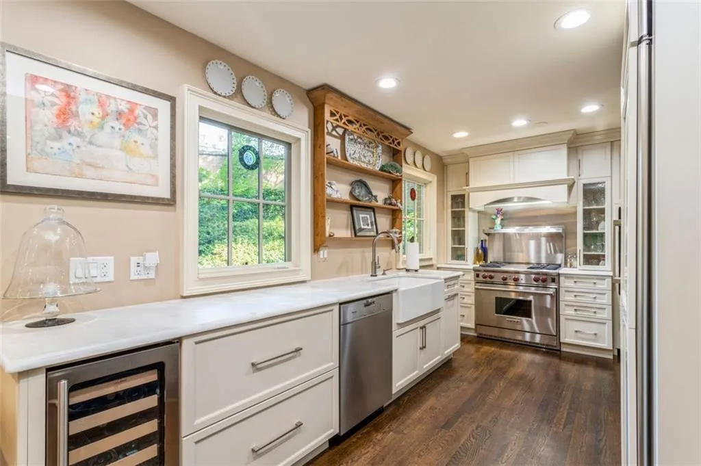 1 Ridgemere Trace, Sandy Springs, Georgia 30328, 3 Bedrooms Bedrooms, ,2 BathroomsBathrooms,Residential,Sold,1 Ridgemere Trace,6923035