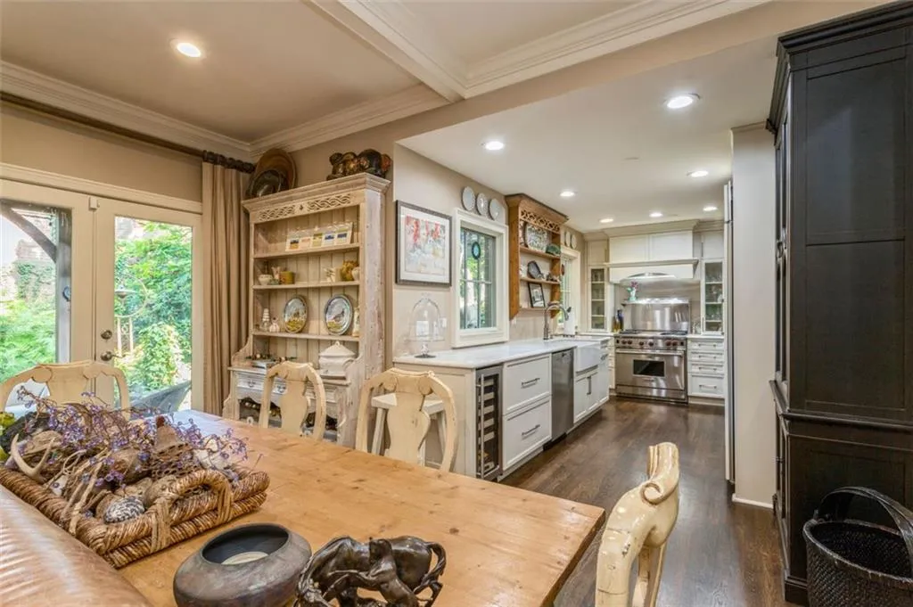 1 Ridgemere Trace, Sandy Springs, Georgia 30328, 3 Bedrooms Bedrooms, ,2 BathroomsBathrooms,Residential,Sold,1 Ridgemere Trace,6923035