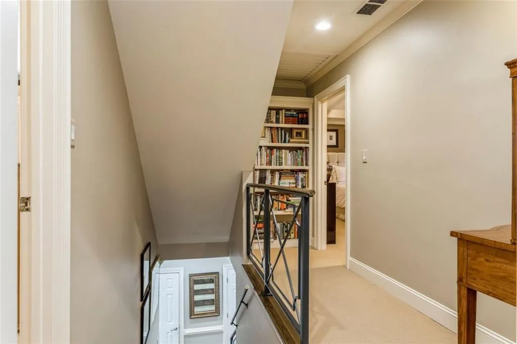 1 Ridgemere Trace, Sandy Springs, Georgia 30328, 3 Bedrooms Bedrooms, ,2 BathroomsBathrooms,Residential,Sold,1 Ridgemere Trace,6923035