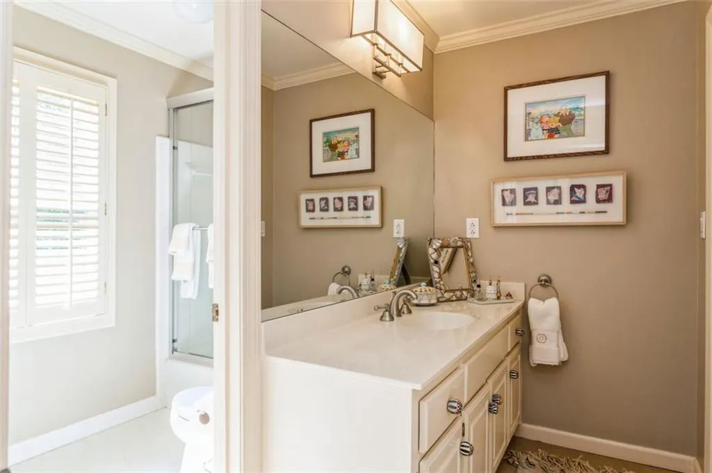 1 Ridgemere Trace, Sandy Springs, Georgia 30328, 3 Bedrooms Bedrooms, ,2 BathroomsBathrooms,Residential,Sold,1 Ridgemere Trace,6923035