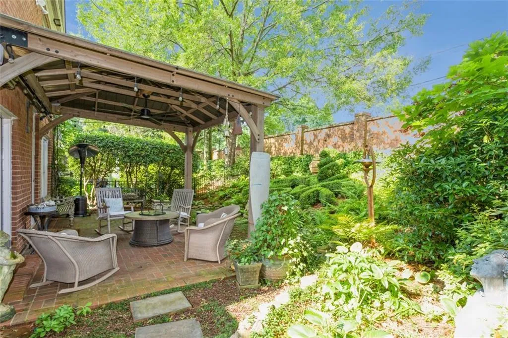 1 Ridgemere Trace, Sandy Springs, Georgia 30328, 3 Bedrooms Bedrooms, ,2 BathroomsBathrooms,Residential,Sold,1 Ridgemere Trace,6923035