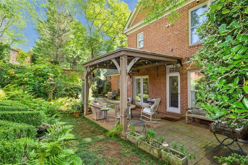 1 Ridgemere Trace, Sandy Springs, Georgia 30328, 3 Bedrooms Bedrooms, ,2 BathroomsBathrooms,Residential,Sold,1 Ridgemere Trace,6923035