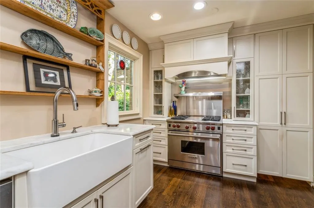 1 Ridgemere Trace, Sandy Springs, Georgia 30328, 3 Bedrooms Bedrooms, ,2 BathroomsBathrooms,Residential,Sold,1 Ridgemere Trace,6923035