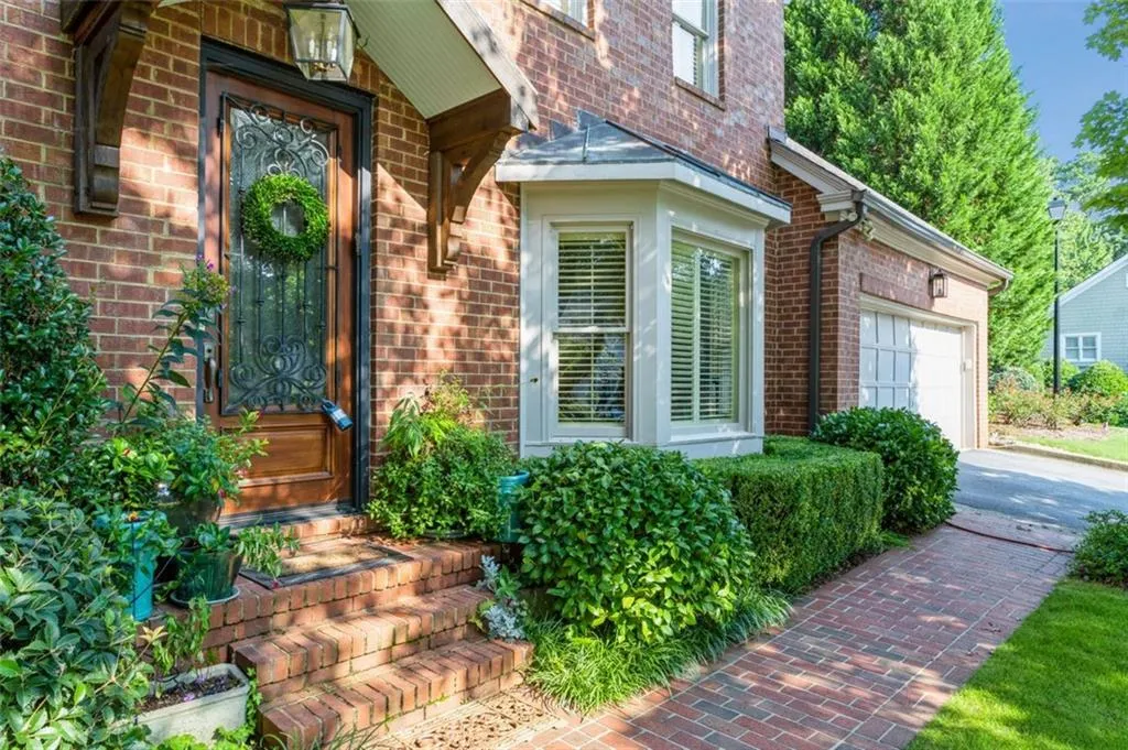 1 Ridgemere Trace, Sandy Springs, Georgia 30328, 3 Bedrooms Bedrooms, ,2 BathroomsBathrooms,Residential,Sold,1 Ridgemere Trace,6923035