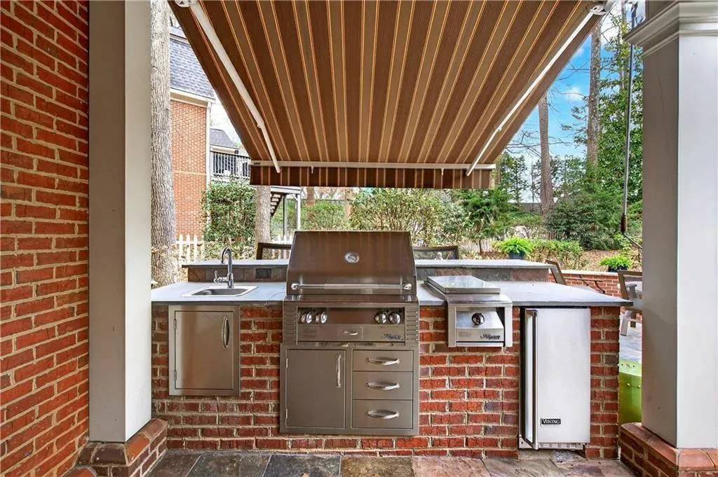 Outdoor kitchen - perfect for entertaining!