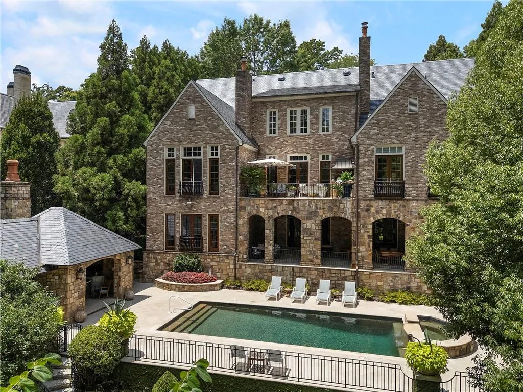 Very private pool/spa and pool cabana.