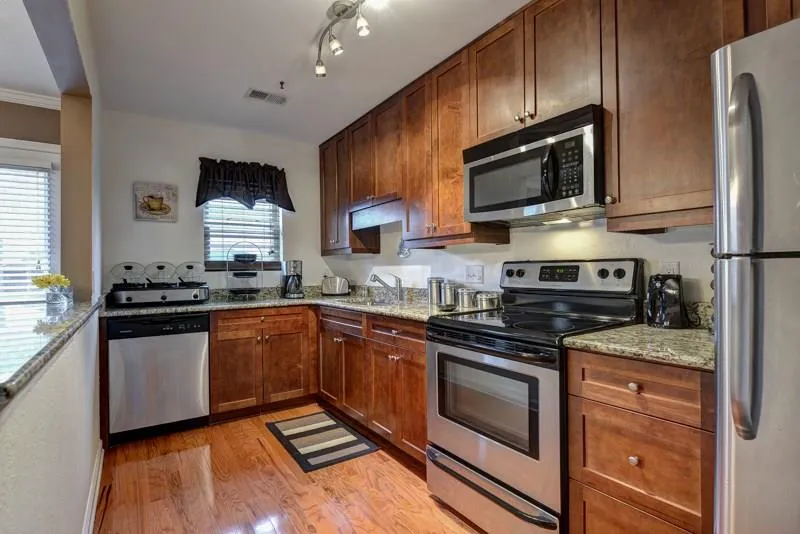 165 N River Drive Unit D, Sandy Springs, Georgia 30350, 2 Bedrooms Bedrooms, ,2 BathroomsBathrooms,Residential,Sold,165 N River Drive Unit D,5620225